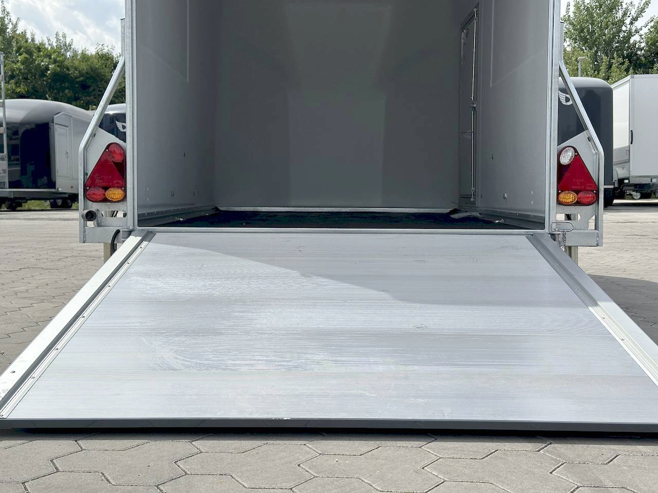 CHEVAL LIBERTE DEBON CARGO 1300